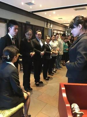 昆明佳華廣場(chǎng)酒店服務(wù)精英助力福照樓，共筑云南餐飲服務(wù)新標(biāo)桿——記禮儀禮節(jié)、微笑與問候?qū)ｍ?xiàng)培訓(xùn)會(huì)